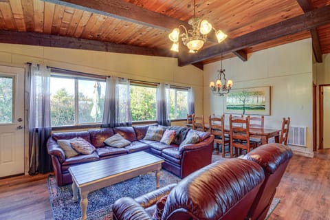Pet-Friendly Washington Retreat with Hot Tub and Deck! Haus in Ocean Shores
