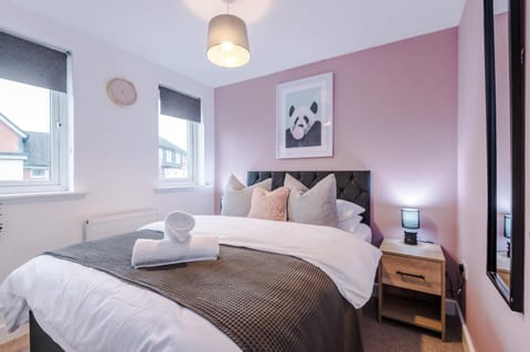 Beautiful Stoke Home Sleeps 10 by PureStay Short Lets House in Stoke-on-Trent