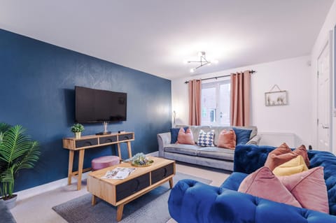Beautiful Stoke Home Sleeps 10 by PureStay Short Lets Haus in Stoke-on-Trent