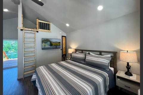 Loft Cabin 2 - Rogue River Resort Condo in Grants Pass