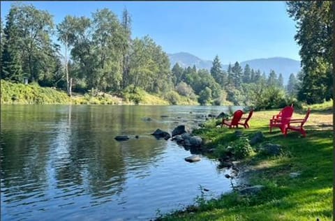Deluxe Cabin 5 - Rogue River Resort Condo in Grants Pass