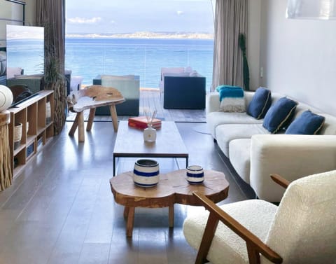 Communal lounge/ TV room, Natural landscape, Sea view