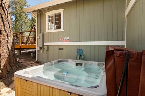 Snowcrest Lodge in Exclusive Fox Farm House in Big Bear