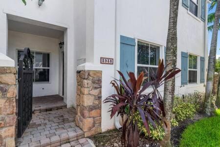 Beautiful Gated Community with Pool Gym Parks & Parking Casa in Dania Beach