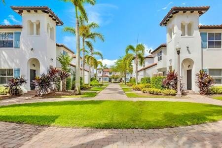 Beautiful Gated Community with Pool Gym Parks & Parking Casa in Dania Beach