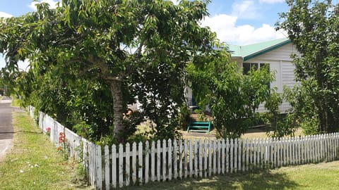 Property building, Day, Garden view, Street view