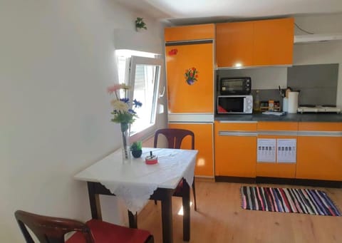 Kitchen or kitchenette, Dining area, minibar, pet friendly, stove