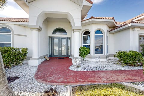 Canalside Calm House in Cape Coral
