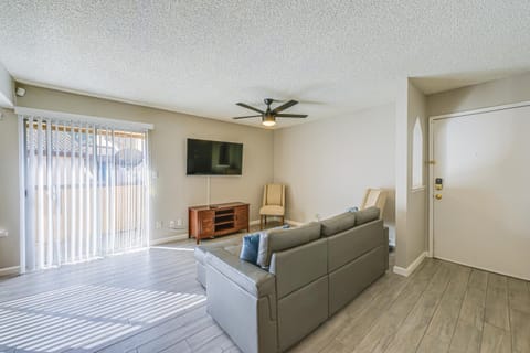 Cozy Fresno Condo with Balcony and Pool Access Apartment in Fresno