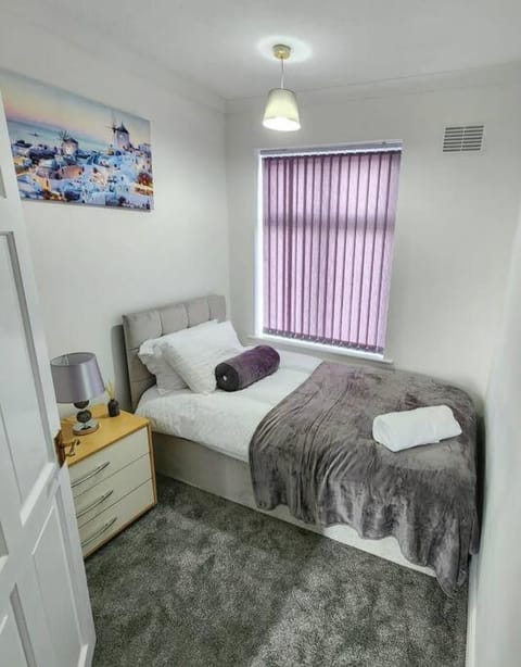 3 Bed Home - Sleeps up to 5 - Coventry - Contractors, Families and Relocators House in Coventry