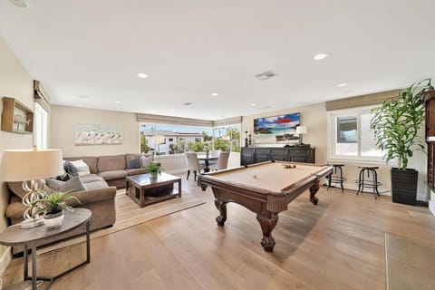 Beautiful 4br W Jacuzzi, Pool Table, & Yard! House in San Clemente