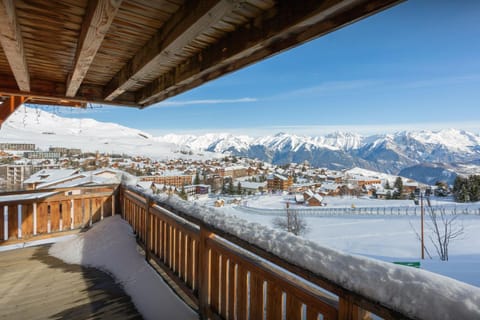 Property building, Day, Natural landscape, Winter, View (from property/room), Balcony/Terrace, Mountain view