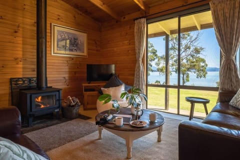 The Cabin By the Sea - Cosy Waterfront Getaway House in South Bruny