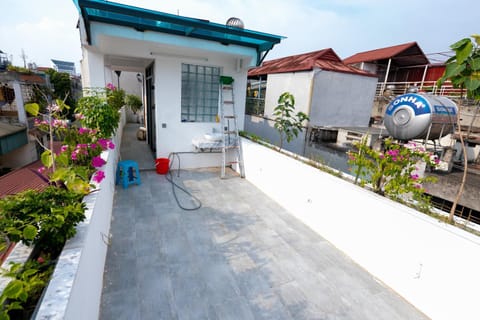 Property building, Spring, Day, Garden, View (from property/room), Balcony/Terrace, Garden view