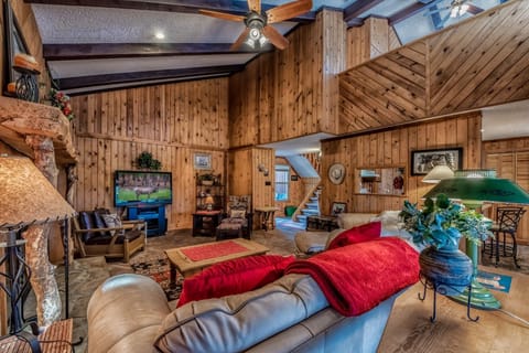 Broken Spur: Beautiful Cabin with Level Entry and Soaring Ceilings in the Pines! Casa in Alto