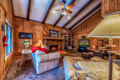 Broken Spur: Beautiful Cabin with Level Entry and Soaring Ceilings in the Pines! House in Alto