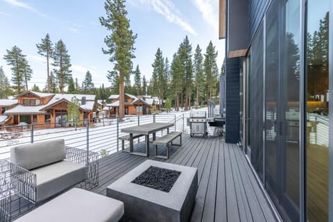 New Listing! Stellar Ski In Out Northstar Townhome, HOA Amenities Casa in Truckee