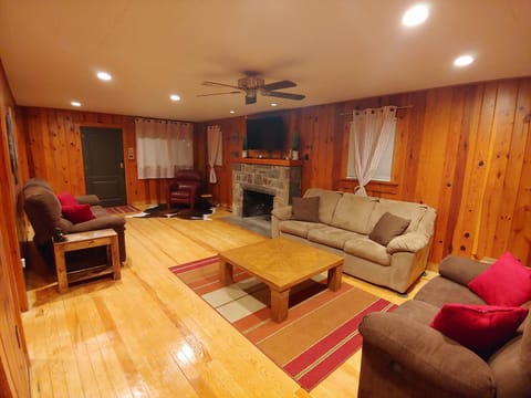 Cozy Surprise: Surprises Abound in this Cute 2 Bedroom With a Hot Tub! House in Ruidoso
