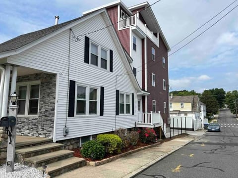 Property building, Neighbourhood, Street view, Location, Parking