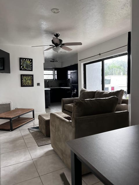 Entire 2 Bedroom Apartment in Plantation