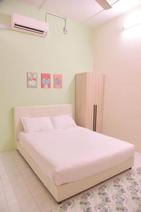 Bed, Photo of the whole room, Bedroom, air conditioner