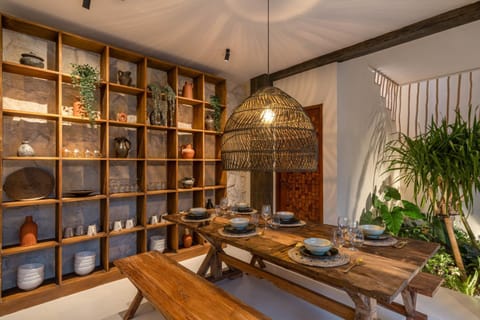 Casa Galicia - Spacious Central 7BR Villa, Pool & Sunset Rooftop Villa in North Kuta