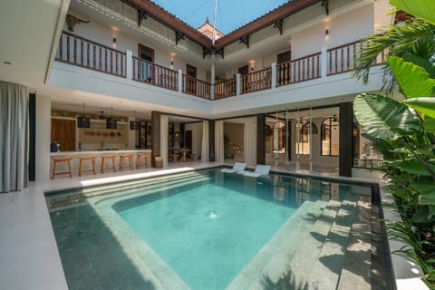 Casa Galicia - Spacious Central 7BR Villa, Pool & Sunset Rooftop Villa in North Kuta