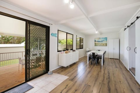 The Relax Shack - Pet Friendly - 8 Mins Walk to Beach House in Culburra Beach