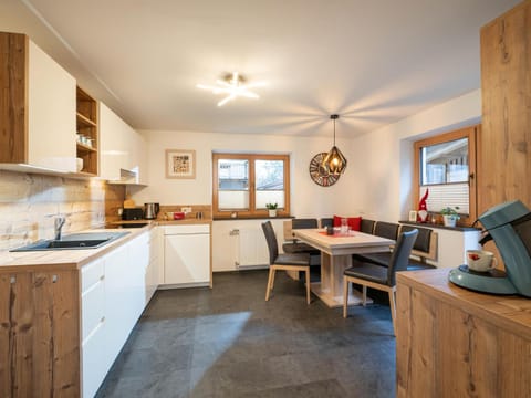 Kitchen or kitchenette, Dining area, stove