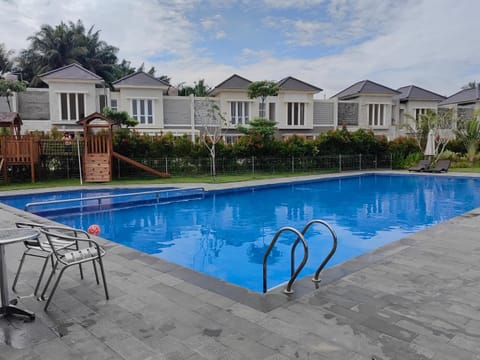 Property building, Day, Pool view, Swimming pool, sunbed