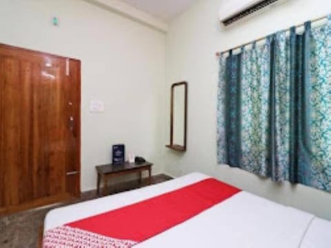 Bed, Photo of the whole room, Bedroom, air conditioner