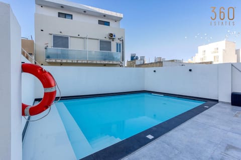 Day, Pool view, Swimming pool, sunbed