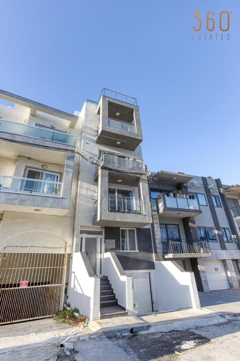 Property building, Day, Neighbourhood, View (from property/room), Balcony/Terrace, City view, Street view