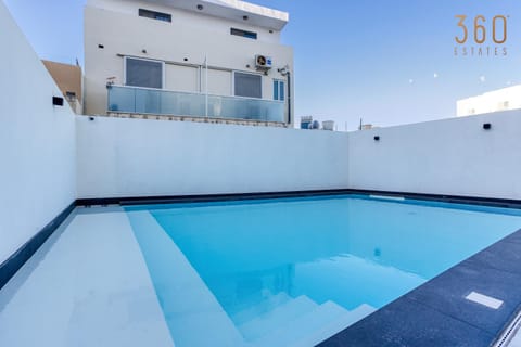 Day, Pool view, Swimming pool, sunbed