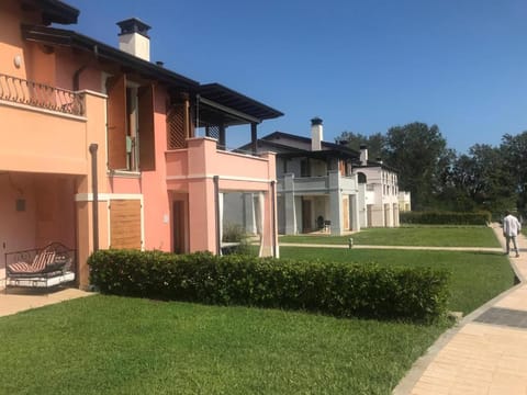 The Flowers - Apartments with Private Garden in Residence with Pool Apartment in Manerba del Garda