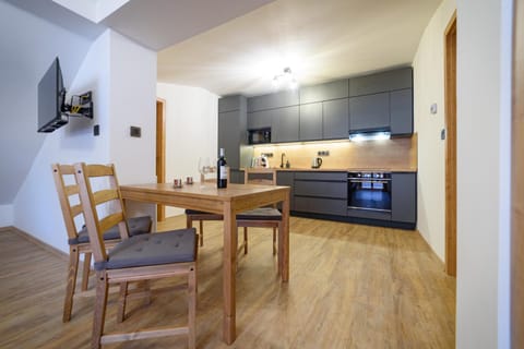 Kitchen or kitchenette, Seating area