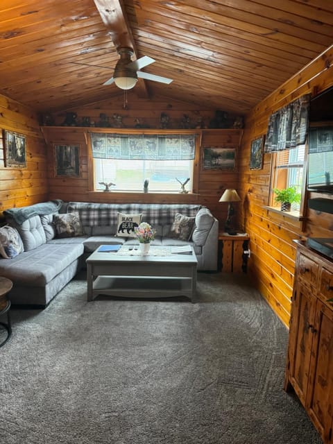 The Lazy Bear Cabin Casa in Long Lake