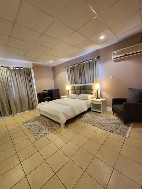 Bed, TV and multimedia, Seating area, Bedroom