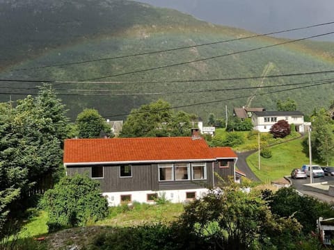 Property building, Spring, Day, Neighbourhood, Natural landscape, Mountain view, Street view