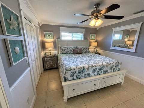 Stylish and Modern 2 bedroom, 2 bathroom. The Mermaid Suite. Apartment in Estero Island