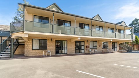 Property building, Patio, Balcony/Terrace