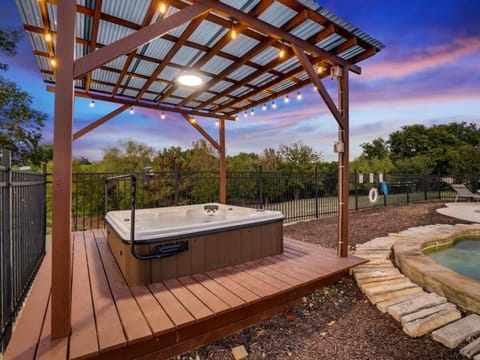 Modern Home - 1 Acre Lot w Pool Patios Jacuzzi House in Denton