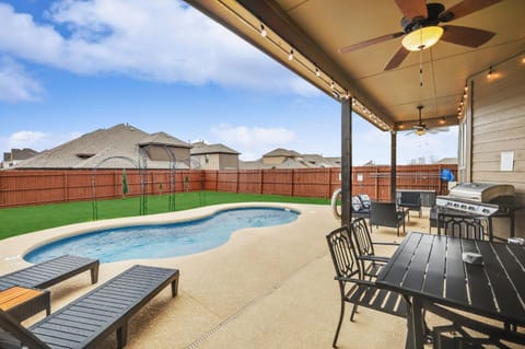 5-Bed 2-Bath with Pool & Backyard Retreat House in Waxahachie