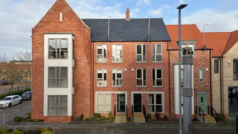 Modern home in the Hull Marina House in Hull