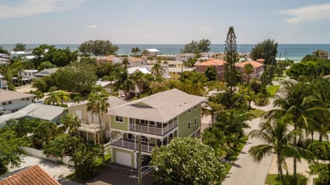 Bliss & Tonic Both House in Bradenton Beach