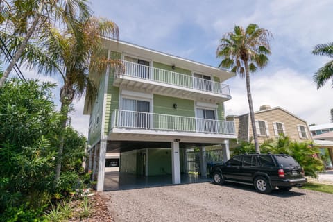 Bliss & Tonic Both House in Bradenton Beach