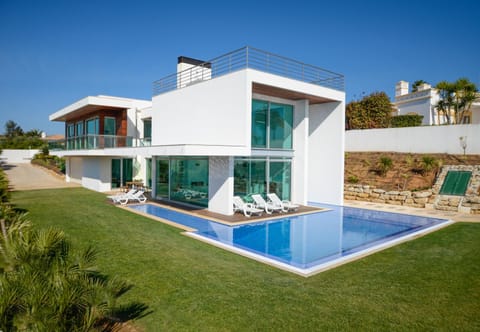 Property building, Day, Garden, Swimming pool, Swimming pool