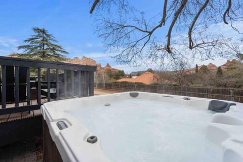 Uptown Sedona Retreat wit Views and Hot Tub Casa in Sedona