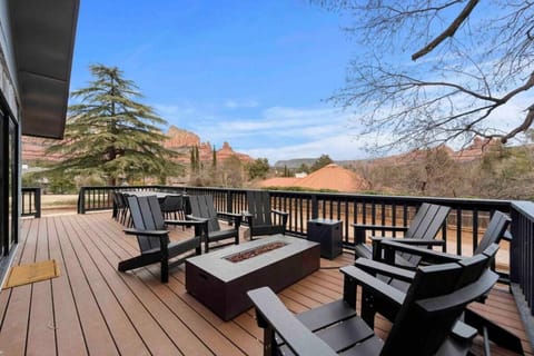 Uptown Sedona Retreat wit Views and Hot Tub House in Sedona
