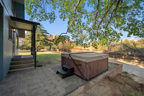 Heart of Uptown retreat estate with views and hot tubs Maison in Sedona